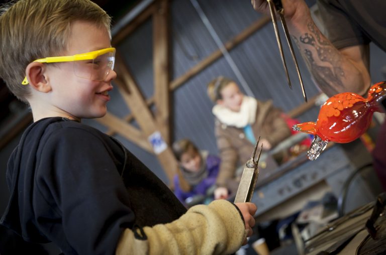 Leerling maakt kennis met glasbewerking in het kader van de lessenserie Glas