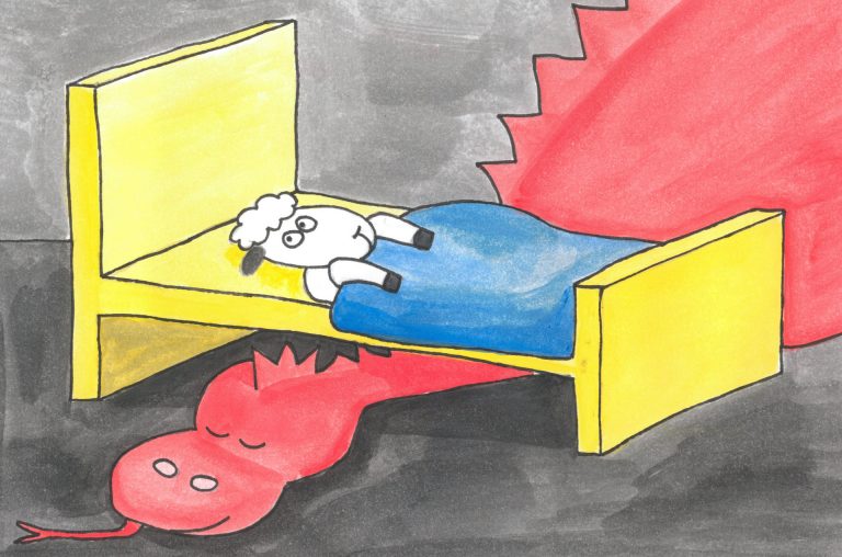 Illustratie van een bang schaapje in bed met onder het bed een slapende draak