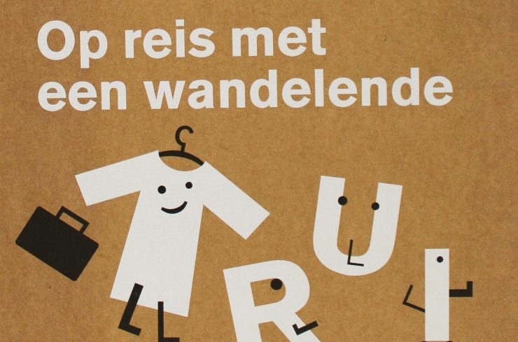 Detail van cover boekje 'Op reis met een wandelende trui' waarop de letters van het woord TRUI gezichtjes, handjes en voetjes hebben