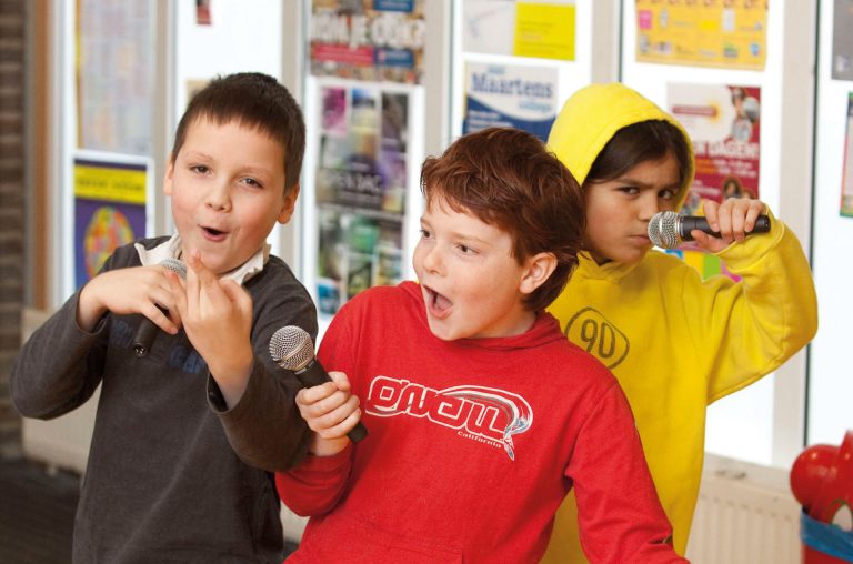 Leerlingen zingen met microfoons