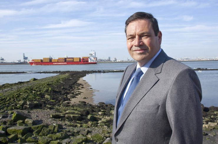 Portretfoto gedeputeerde Rik Janssen met op achtergrond containerschip