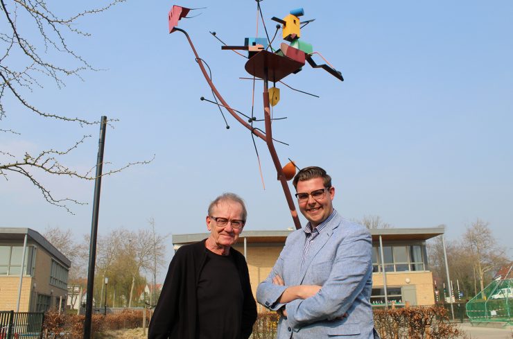 Portret van Cees Beukema en Bas Schoute bij kunstwerk van Auke de Vries op een schoolplein in Brielle