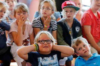 Kinderen kijken naar een theatervoorstelling