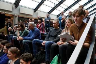 Vanaf een volle tribune luisteren mensen aandachtig naar het Zuid-Hollands Cultuurdebat in 2019