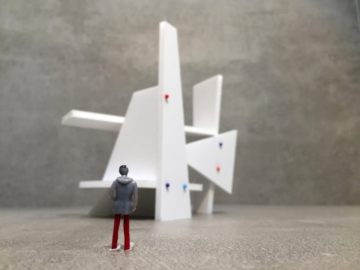 Foto van miniatuurpoppetje bij kunstwerk voor lespakket "Kleine Mensen Grote Bouwsels"