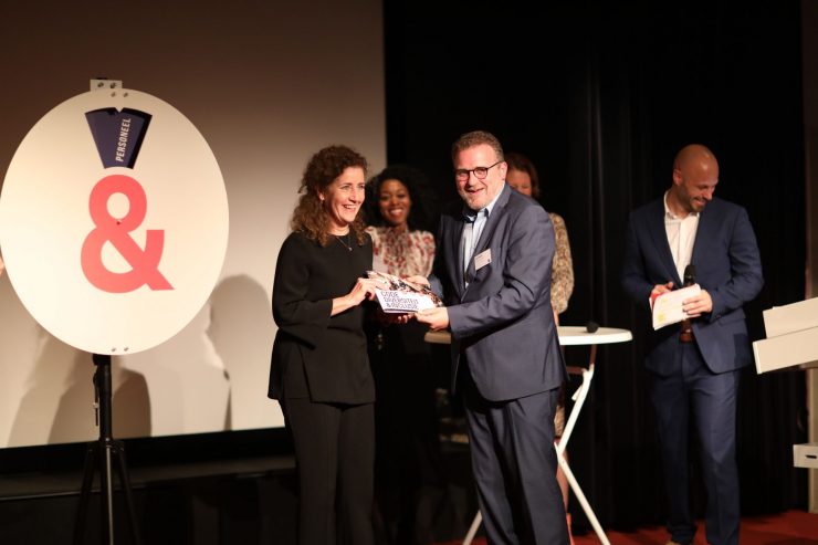 Minister Van Engelshoven van OCW neemt de Code Diversiteit & Inclusie in ontvangst