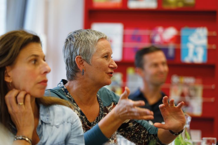 Vrouw ondersteunt haar verhaal met handbewegingen