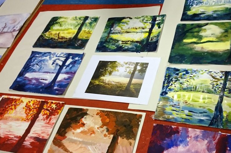Collage van nageschilderde landschappen door leerkrachten die een training in cultuuronderwijs volgen