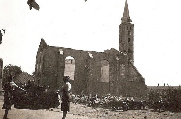 Historische foto van een gebombardeerde kerk in Valkenburg