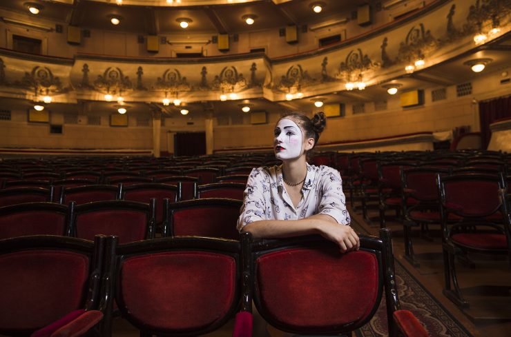 Mimespeler in lege theaterzaal