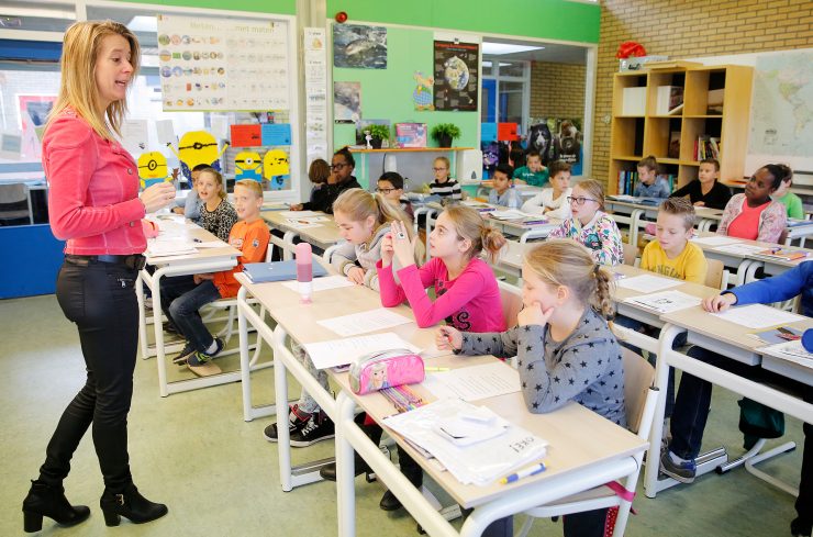 Marjolein Gijzel geeft muziekles aan basisschoolleerlingen