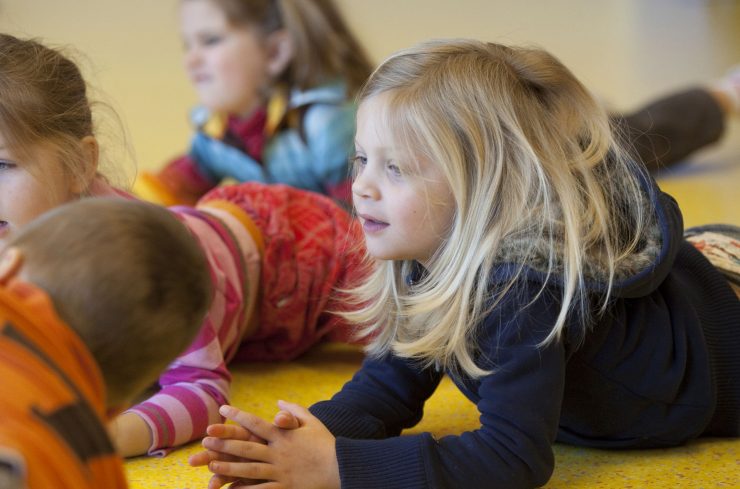 Kinderen kruipen over de grond tijdens theaterles