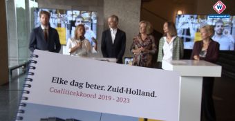 De gedeputeerden van Zuid-Holland staan op een rij en presenteren het coalitieakkoord 2019-2013