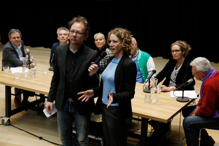 Directeur Aukje Bolle neemt het woord tijdens het Zuid-Hollands Cultuurdebat op 14 maart 2019, achter haar zitten de fractievoorzitters van verschillende politieke partijen die meedoen aan de provinciale verkiezingen