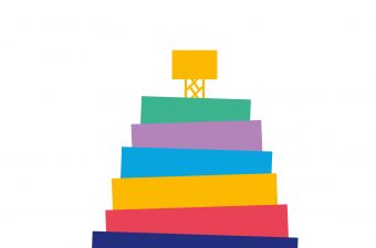 Taart gemaakt van gekleurde balken met bovenop het logo van Kunstgebouw