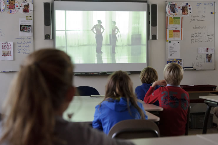 Leerlingen bekijken in de klas een film over dans