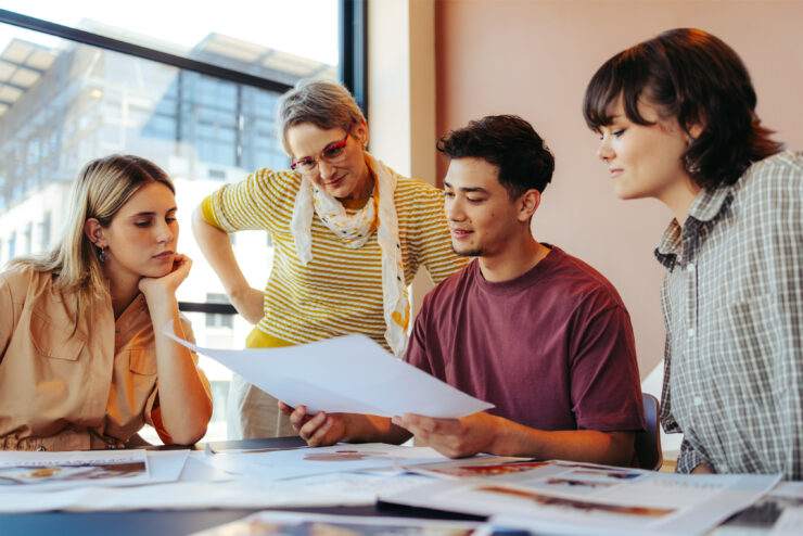 Deelnemers aan tafel bespreken een casus.