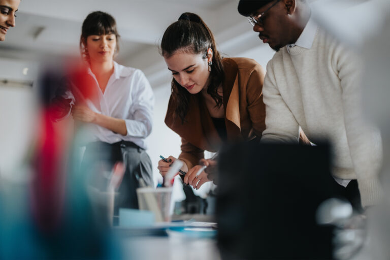 Collega's werken samen aan een project