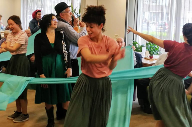 Met dans- en muziekprojecten slaat het Centrum voor de kunsten in Spijkenisse bruggen tussen leefwerelden en generaties