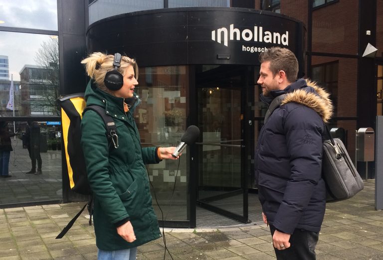 Kunstgebouw collega Marlieke Fris neemt interviews af voor de podcast Cultuur in de klas