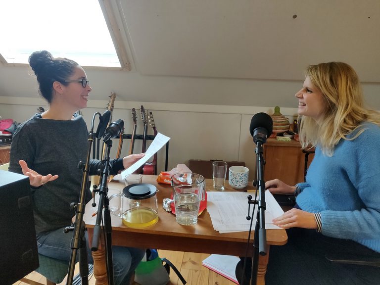 Kunstgebouw collega's Annemarie Hogervorst en Marlieke Fris tijdens de opnames van podcast "Cultuur in de klas"