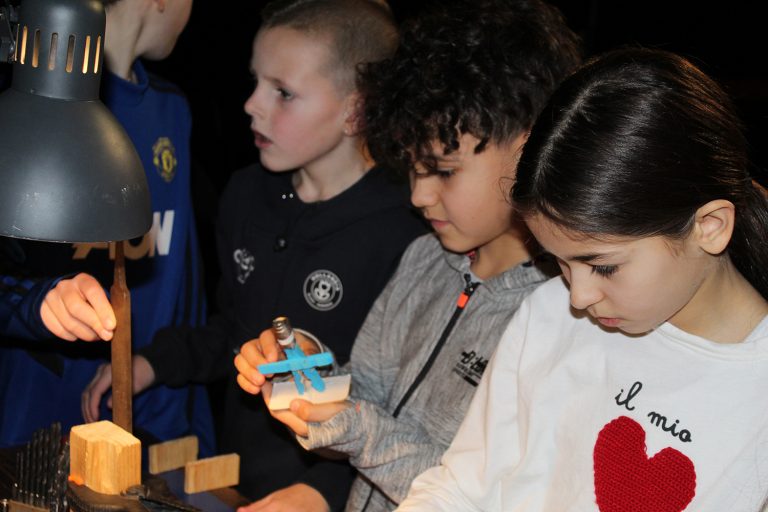 Leerlingen bekijken onderdelen van het decor van de voorstelling Werktuig