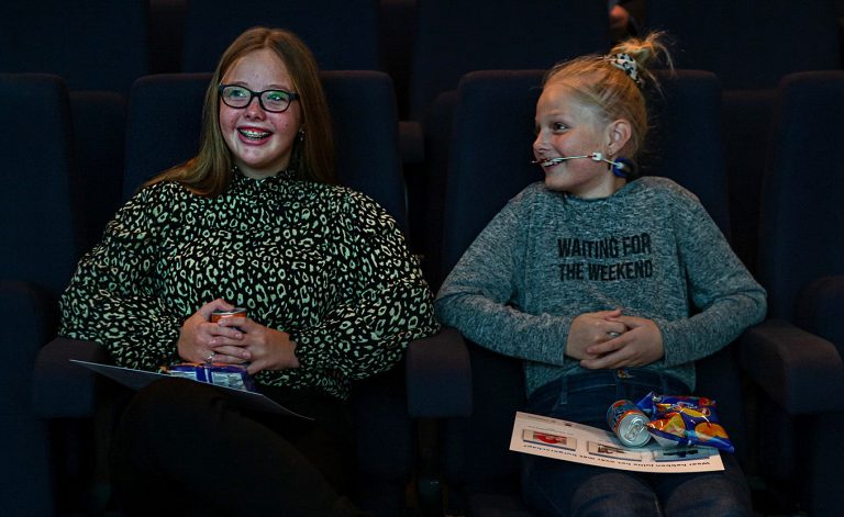 Vmbo-leerlingen Sennah en Naomi lanceerden samen met gedeputeerden Floor Vermeulen en Willy de Zoeteop 27 oktober in het Filmhuis Den Haag de Digitale Scheurkalender Burgerschap