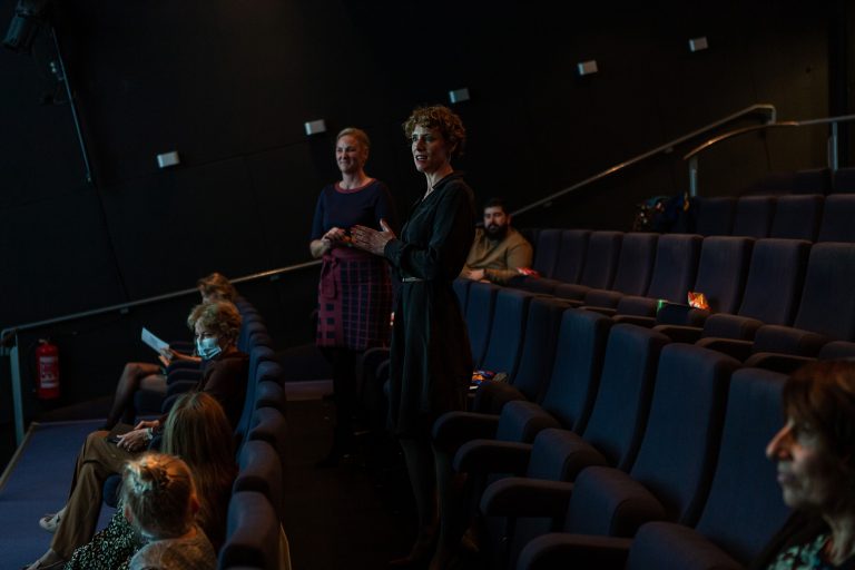 Marielle Hendrik en Aukje Bolle in filmzaal tijdens lancering Digitale Scheurkalender Burgerschap