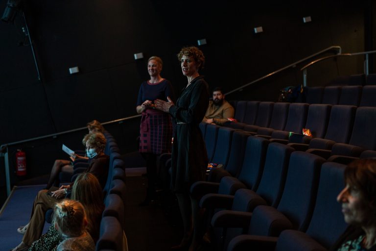 Marielle Hendrik en Aukje Bolle in filmzaal tijdens lancering Digitale Scheurkalender Burgerschap