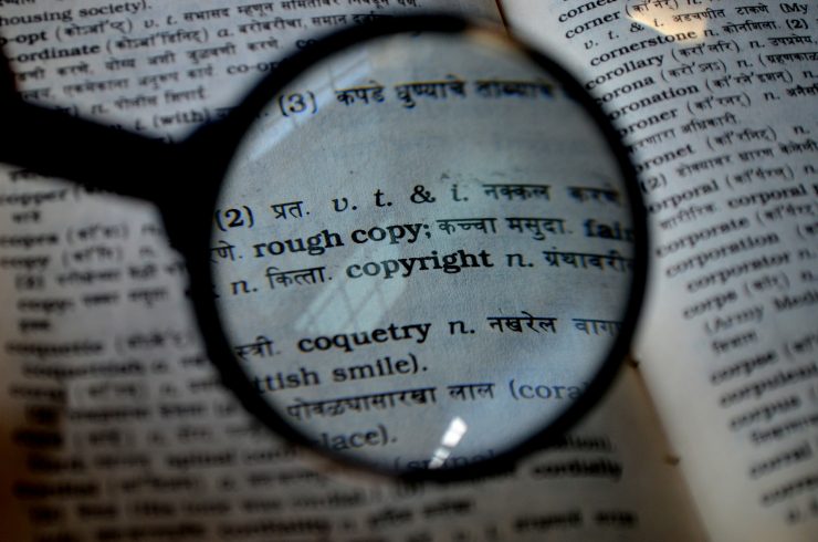 Vergrootglas vergroot het woord copyright in een woordenboek