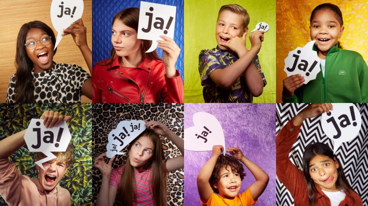 Fotocollega van acht kinderen tegen verschillende achtergronden die tekstwolkje bij hun mond houden met het woord ja