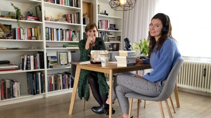 Rosa en Veerle poseren voor hun podcast over kunst en technologie