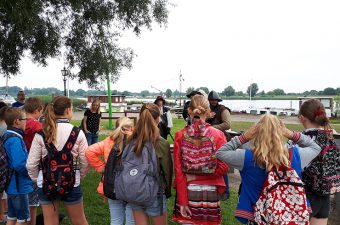 Leerlingen in gesprek met acteurs die gekleed zijn als historische figuen tijdens project Spoorzoekers