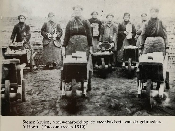 Zwart-witfoto uit 1910 waarop vrouwen staan afgebeeld met kruiwagens vol stenen, onderdeel van de erfgoedles Kruien & Kruit