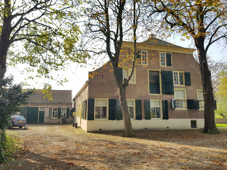 Vooraanzicht van de Hofstede Vierpolders Esterenburg die centraal staat in dit erfgoedproject voor basisschoolleerlingen in Brielle - Foto: Vereniging Hendrick de Keyser