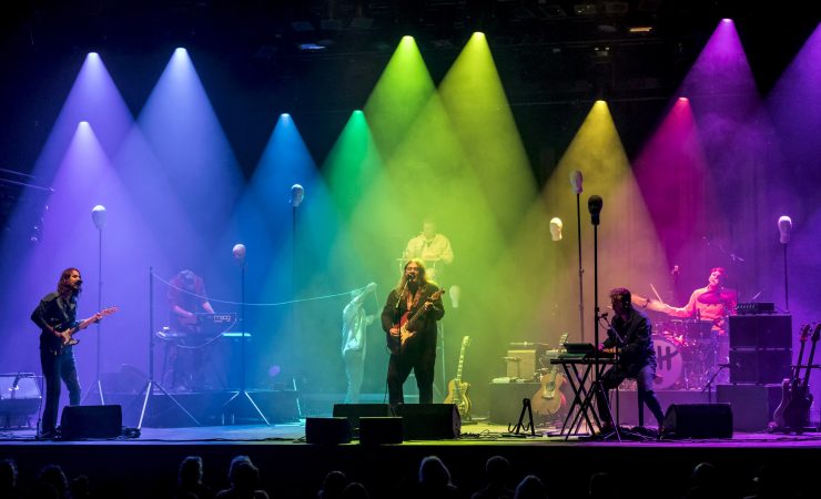 Lampen in verschillende kleuren belichten leden van band tijdens concert van De Niemanders - Foto: Willem Melssen