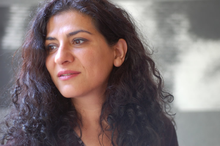 Portretfoto van Tina Rahimy, politiek-filosoof, onderzoeker en schrijver