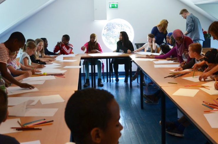 Leerlingen tijdens een workshop aangeboden in het kader van Kunstroute Katwijk