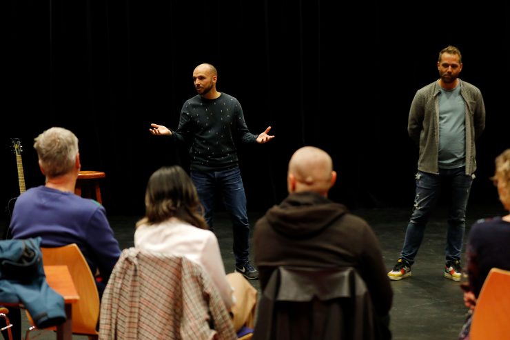 Twee mannen geven presentatie tijdens Subsidiekamp Cultuurparticipatie