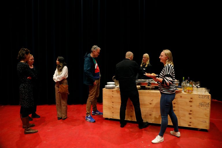 Deelnemers aan het Subsidiekamp Cultuurparticipatie bij lunchbuffet