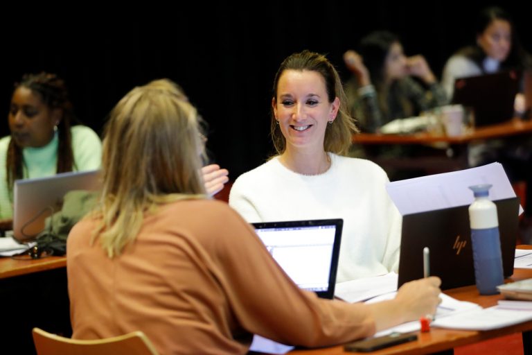 Twee deelnemers van Subsidiekamp Cultuurparticipatie met elkaar in gesprek