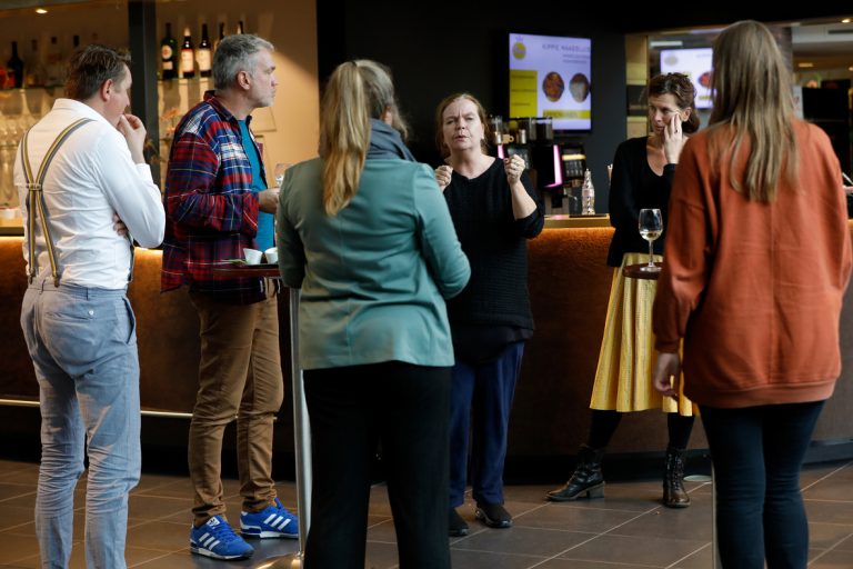 Deelnemers van Subsidiekamp Cultuurparticipatie praten na in de foyer van het theater