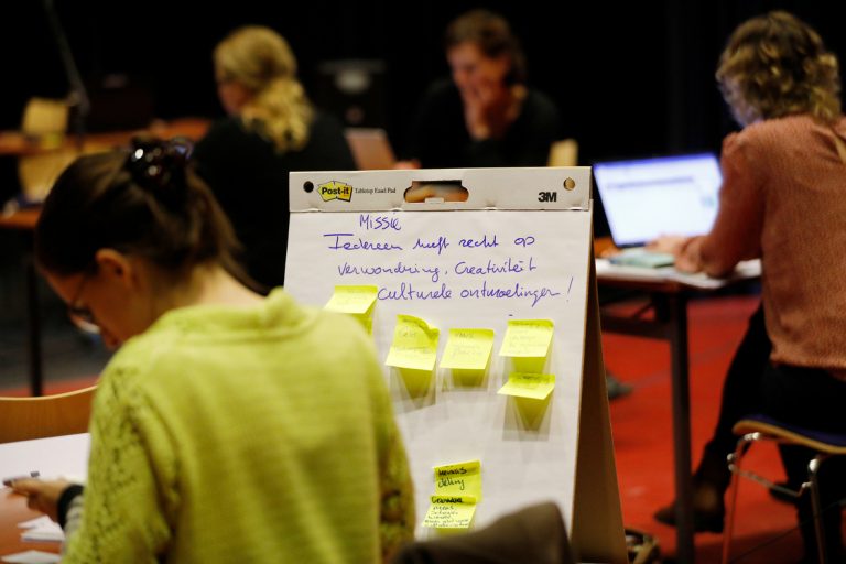 Flip-over beplakt met gele post-its tijdens brainstormsessie Subsidiekamp Cultuurparticipatie