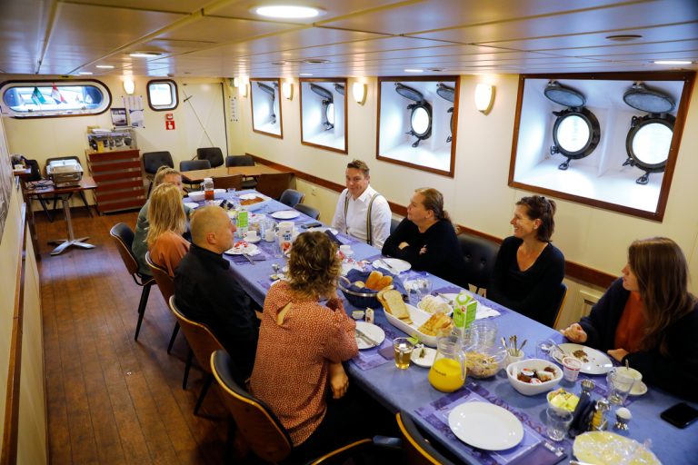 Deelnemers aan het Subsidiekamp Cultuurparticipatie ontbijten met elkaar op een schip