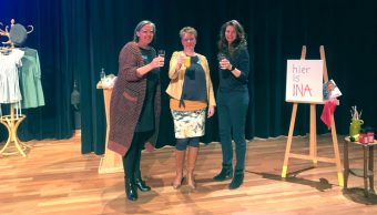 Andrea Knols (Kunstgebouw), Mariska Scalongne (Synerkri) en Floor Tuink (gemeente Krimpen aan den IJssel) heffen het glas op lancering programma Cultuureducatie met kwaliteit in Krimpen aan den IJssel