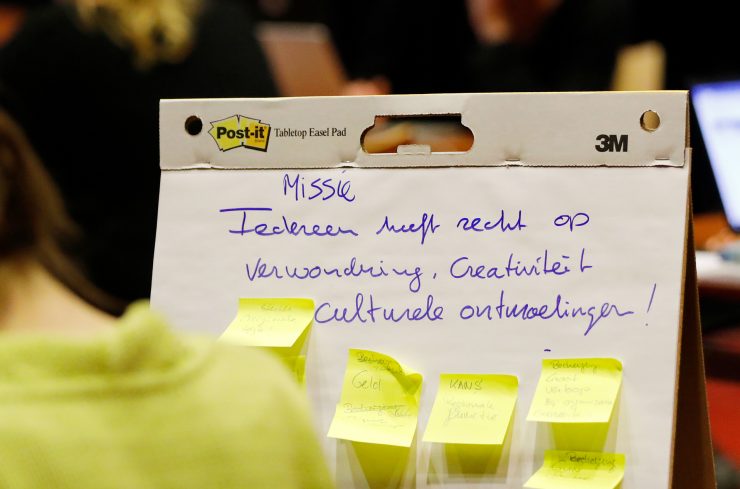 Flip-over beplakt met gele post-its tijdens brainstormsessie Subsidiekamp Cultuurparticipatie, met handgeschreven tekst: Iedereen heeft recht op verwondering, creativiteit en culturele ontmoetingen