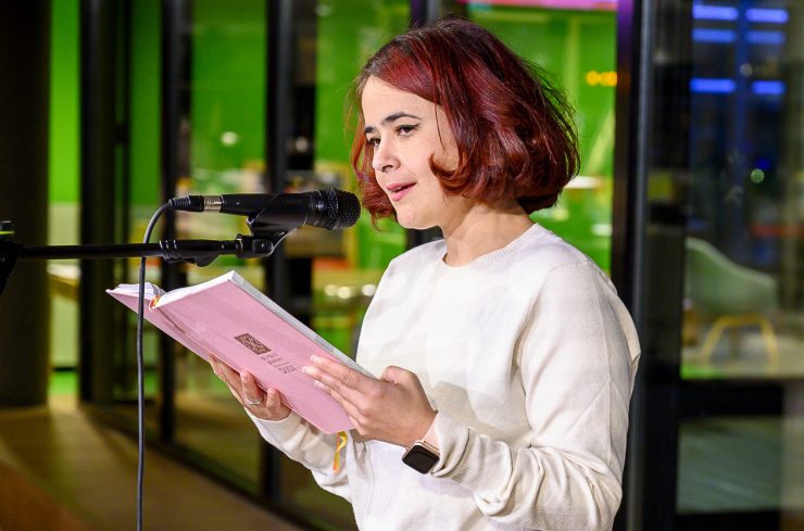 Meisje draagt voor uit een boek, in het kader van het project voor cultuurparticipatie Fruit of the Hood, een duurzame broedplaats voor en door jongeren in Barendrecht