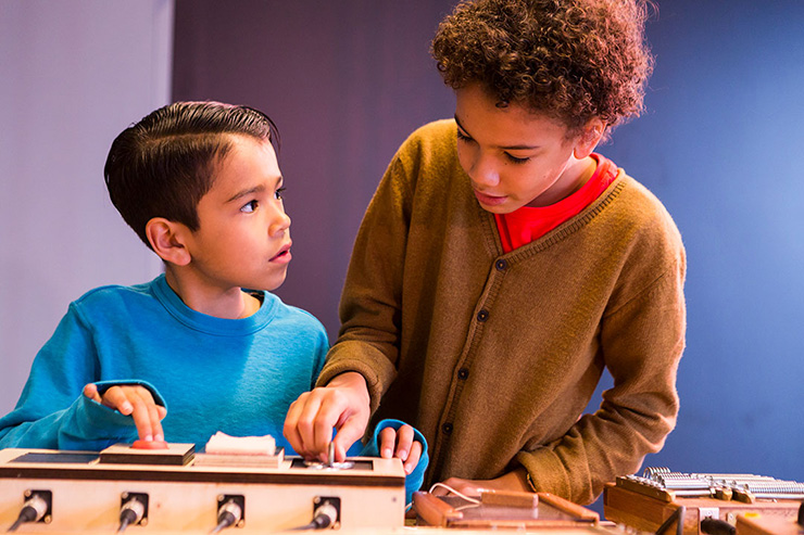 Twee kinderen aan de slag met ontwerpend leren