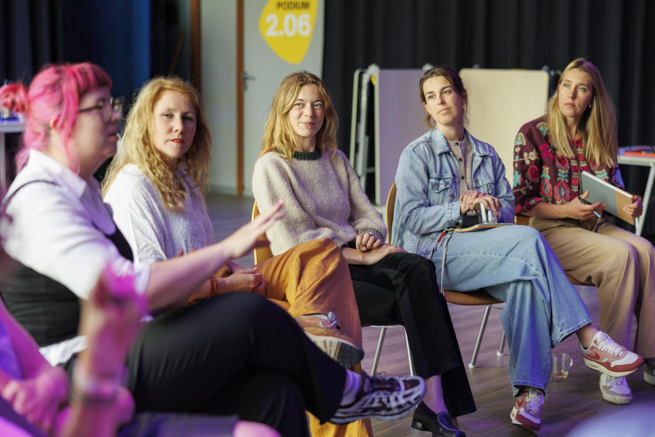 deelnemers van de ccvo cursus zitten in een kring