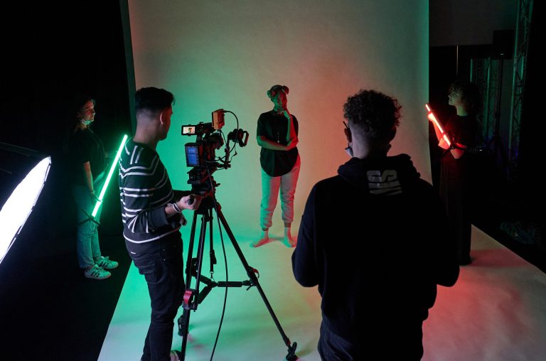 zicht op kansrijke toekomst Jongeren aan de slag met filmmaken in talentontwikkelingsprogramma PlusWhat